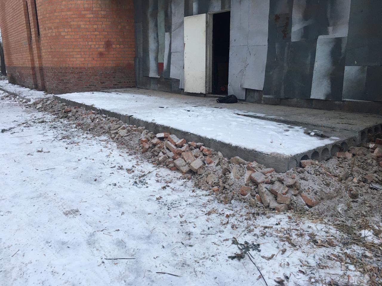 Устройство бетонной конструкции ступений и пандуса для входа в здание — фото 2